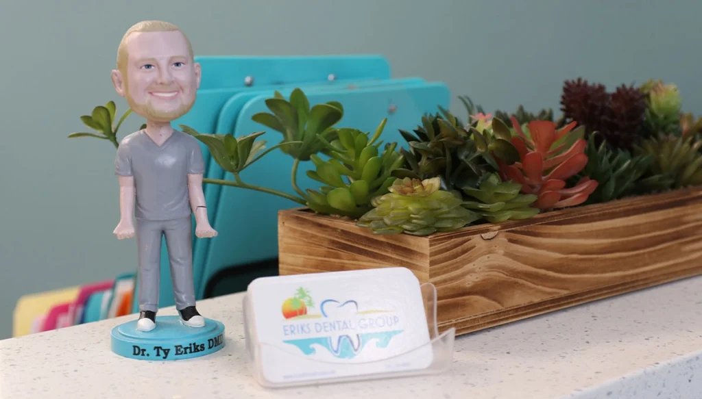 Bobble head of a dentist on a front desk table